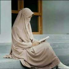Di antara keramaian tersebut terlihat dua akhwat berjilbab duduk di bangku stasiun sambil berbincang. Ukhti Rabiatul Rabiatulukhti Twitter