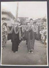 1936 昭和１１ 年頃撮られた驚くべき写真 ジュリ馬の女性たちは白足袋をはいて路上で踊っている 志情 しなさき の海へ okinawa pinterest