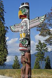 Nature And Science Go Hand In Hand This Totem Pole Was Once A Tree That Was Part Of A Gigantic Ecosystem Now Its An Artistic Totempaal Tuinbeelden Fotografie