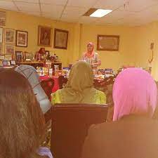 Pada 2004 beliau menubuhkan noraini cookies worldwide sdn bhd dan menjenamakan produknya selain memasarkannya dalam bungkusan yang lebih menarik bersama logo rasmi syarikat. Noraini Cookies Worldwide Sdn Bhd Shah Alam Selangor