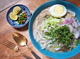 Untuk kuah, rebus ikan selayang sehingga lembut dan asingkan isinya daripada tulang. Laksa Kedah Asli