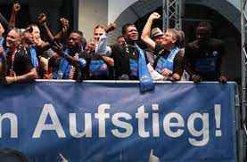 Die fans des vfl bochum feiern den aufstieg in die bundesliga. Sc Paderborn In Der Bundesliga Aufstiegshelden Huldigen Bochumer Torwart Auf Mallorca Fussball Stuttgarter Nachrichten