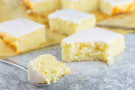 Back To Basics Einfacher Zitronen Blechkuchen Mit Zuckerguss Vegan Rezept Zitronen Blechkuchen Blechkuchen Zitronen Kuchen