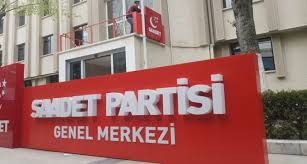 Bayrağı indirmek isteyen belediye ekipleri ile yaklaşık 60 kişilik grup arasında tartışma yaşandı. Saadet Partisi Nden Nerede O Eski Ramazanlar Videosu Kalabalik Ve Ucuz Sofralari Ozledik A3 Haber