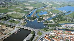 In 1697 werd het gebouwd boven de inundatiesluis die onderdeel uitmaakte van de vesting. Vlaamse Ontziltingsproef Water Uit Noordzee Voor Drinkwaterproductie