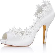 Se non sei pratica evita i tacchi vertiginosi, o perlomeno non contare alcuni anche realizzati interamente in pizzo. Emily Bridal Scarpe Da Sposa Avorio Tacchi Alti Da Donna In Pizzo Con Tacco A Punta E Tacco Alto Amazon It Moda