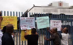 Mengubah dasar syarikat untuk membolehkan pekerja bekerja dari jauh dengan berkesan mengurangkan masa ulang alik bagi mereka yang memerlukan dasar itu. Pekerja Tuntut Gaji Dan Pampasan