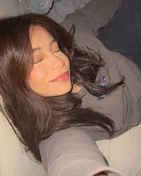 Elouise Ware's Instagram, Twitter & Facebook