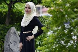 Brand ini memiliki ciri khas yang terlihat pada lipatan kain menyilang di bagian tepi bawah hijab. Dress Muslimah Untuk Dinner 2017 2018 Newclotheshop