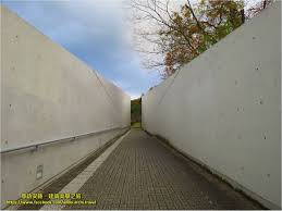 朋友們在我動身的一刻祝我幸運吧天空晨光璀璨我的前途是瑰麗的別問我帶些什麼到那邊去我只是帶著空空的雙手和一顆期待的心跨上我的旅途