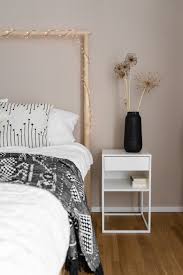 Wer sich dennoch traut, darf sich über einen gleichermaßen dramatischen wie anziehenden effekt freuen, der dem schlafzimmer eine gehörige portion ausdrucksstärke verleiht. Schlafzimmer Streichen Mit Beiger Wandfarbe Und Einrichtungsideen Dreieckchen