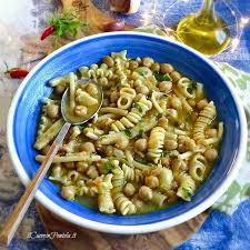 I ceci sono legumi molto amati soprattutto per il loto gusto inconfondibile, e per il fatto che possono dare vita. Pasta E Ceci Cremosa E Saporita Ricetta Con Ceci Secchi E In Scatola
