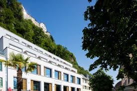 Vaduz es la sede de la administración del principado, del parlamento (landtag) y desde 1939 residencia del príncipe soberano, que actualmente es juan adán ii de liechtenstein. Vom Ehrwurdigen Real Zum Modernen Central In Vaduz Lie Zeit Online