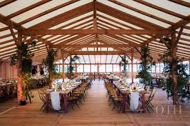 Decoration Florale Au Style Champetre Pour Ce Mariage D Ete A La Cabane Bartherotte Cap Ferret Cabane Mariage D Ete