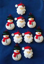 Agrega pintura inflable, glitter, lentejuelas y pequeños pines navideños. Colgantes Para Arbolito Navidad Fieltro Santa Munecodenieve Hiloyaguja Manualidades Navidenas Fieltro Manualidades Navidad Artesanias Navidenas