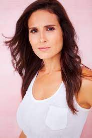  Lisa Roumain