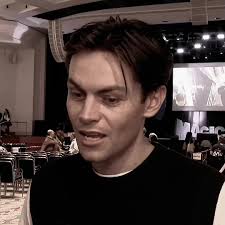 Conforto com Freddy Carter: Entrevista Exclusiva