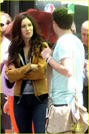 Scopri ricette, idee per la casa, consigli di stile e altre idee da provare. Megan Fox Alan Ritchson Hold Hands On Ninja Turtles Set Photo 2874911 Alan Ritchson Megan Fox Teenage Mutant Ninja Turtles Pictures Just Jared