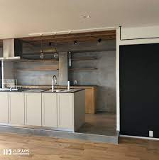 2018 04 24 床上げをしてアイランドキッチン仕様に 無垢の材質とモルタル 黒壁のバランスが絶妙なお家 キッチン天井の木ルーバーが迫力あります ハコリノベ ハコリノベ不動産 リノベーション 中古マンション 無垢フローリング アイランドキッチ