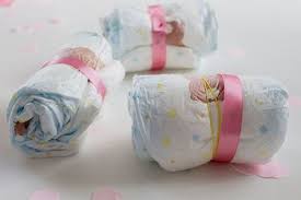 Aus Windeln Rader Fur Den Windelkinderwagen Basteln Baby Geschenke Basteln Windelwagen Geschenke Zur Geburt Basteln