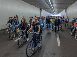 Die stadt zürich hatte die demonstration mit vorgegebener route bewilligt. Theoretisch Ist Auch Zurich Eine Velostadt Velo