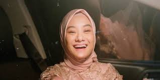 Dari unggahan yang dilihat hops.id pada sabtu, 5 juni 2021, mereka adalah putri isnari, fatin shidqia lubis, salsha dewandoro, dinda hauw, dan aliya. Beda Gaya Dinda Hauw Saat Lamaran Dan Akad Nikah Tuai Komentar Dream Co Id