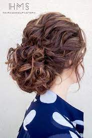 30 Styles De Coiffures Magnifiques Pour Les Cheveux Boucles Curly Hair Styles Curly Prom Hair Bridesmaid Hair