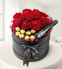 Send Flowers Online Canada In 2020 Valentines Day Baskets Valentine S Day Gift Baskets Valentines Flowers