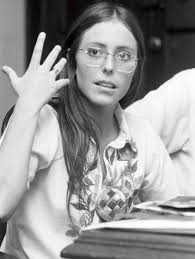 ALGO DE HISTORIA: (Por algo, Alex Vojkovic, ex pololo de la Bachelet, tuvo  un "accidente" en la Pirámide. Alex Vojkovic fue vocero del FPMR y mantuvo  una relación sentimental con la ex