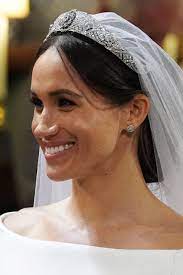 Keep scrolling to see meghan markle with her naturally curly hair. Meghan Markle Stray Wedding Hair Internet Reacts To Meghan Markle Messy Wedding Hairstyle