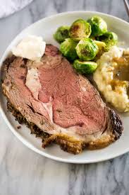 Some side dishes that go well with prime rib include yorkshire pudding, mixed vegetables, garlic bread, baked potato and salad. Easy No Fuss Prime Rib Tastes Better From Scratch