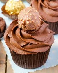 Les Cupcakes Decadents Aux Ferrero Rocher Et Au Nutella Recipe Desserts Cupcake Recipes Ferrero Rocher Cupcakes
