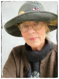 Voici, pour Pauline Lamperiere et Emmanuelle Ventura, Pina Wegerich (2018)  et Aaron Legler (2018) ensemble. Tous les deux sont de la collection  Schildkröt 💖 Je les trouvent très bien ensemble! :)  https://www.villalebosquet.com/fr/92-schildkroet-la ...