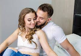 Pareja Joven Sensual Besandose Y Haciendo El Amor En La Cama En Casa Imagen De Archivo Imagen De Gente Marido 198465167