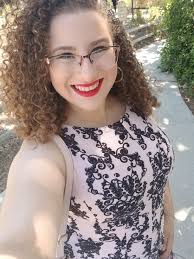 Jag har haft lockigt hår i över två år nu. Jag använder främst As I  Am-produkter. Jag tvättar med balsam, sedan djupt balsam från Shea  Moisture, och avslutar med ett leave-in-balsam. Efter