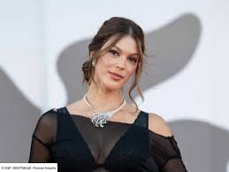 "J’ai peut-être fait une dinguerie" : adieu le châtain, Iris Mittenaere ose le blond et dévoile un avant/après canon