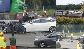 Pelakon terkenal yang juga bekas kekasih zizan razak telah terlibat kemalangan teruk di michigan, amerika syarikat apabila kereta elektra yang dipandunya dilanggar sebuah kereta dari belakang. Viral Gambar Kereta Remuk Teruk Terlibat Kemalangan Maut Libatkan Sekurang Kurangnya 8 Kenderaan