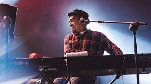 Terpesona, ku pada pandangan pertama dan tak kuasa menahan rinduku senyumanmu selalu menghiasi mimpiku ingin ku peluk dan ku kecup keningmu. Kunci Gitar Chord Dan Lirik Lagu Terpesona Glenn Fredly Ft Audy Ku Pada Pandangan Pertama Tribun Wow