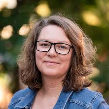 Holly Engelman's Instagram, Twitter & Facebook