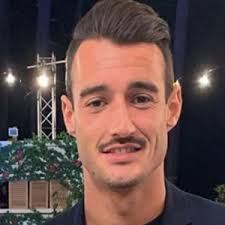 Le fils de benjamin attaqué et harcelé sur les réseaux. Quel Est L Age La Taille De Simon Castaldi Star De La Telerealite Homme Annuaire Des Celebrites