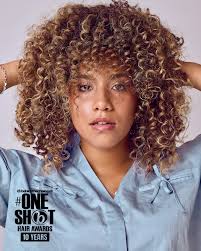 Mucha textura y unas lindas mechas en tonos cálidos para iluminar a este bella  morena 🍯 nominate it to @oneshothairawards in the category of  #btconeshot2025_warmbalayage @behindthechair_com @marybehindthechair