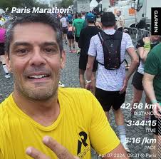 Eu já corri algumas das principais maratonas do mundo, corri a com mais  participantes (NY), todas provas maravilhosas! Mas nada, absolutamente nada  se compara com a Maratona de Paris. A fama de
