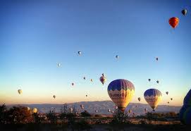 Mar 25, 2020 · kappadokien, turkiet detta världsarv är berömt för skorstensformade klippformationer (fairy chimneys), bergskammar och dalar, som bäst kan utforskas från en luftballong. Morgonen Borjade Med Att Vi Blev Turkiet Kappadokien Facebook