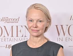 Pamela Anderson: Ze sexbomby je elegantní dáma, která vydává kuchařku