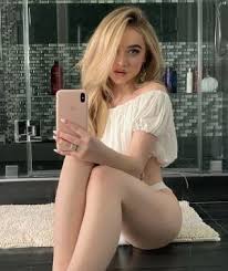 Sabrina Carpenter Porn Gifs and Pics - MyTeenWebcam