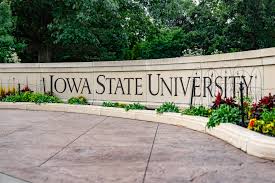 Families and students discuss their experiences at Cyclone Family Weekend