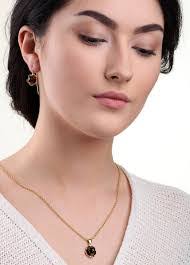 Amber Lever's Instagram, Twitter & Facebook