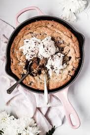 Ce Biscuit A La Poele Au Chocolat Noir Au Lait Et Au Sel Sale Est Parfait Images Park Dessert Recipes Easy Food Dessert Recipes