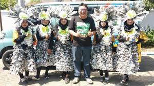 Tris flower (bu tris)terima persewaan aneka model baju daur ulang dan terima pesanan. Smknu Di Bondowoso Tampil Karnaval Dengan Busana Daur Ulang