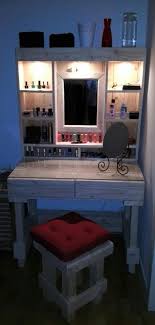 Welche frau träumt nicht davon? Verwendest Du Regelmassig Make Up Erstelle Dann Eine Tolle Make Up Ecke Mit Diesen 9 Ideen Seite 4 Von 9 Diy Bas Schminktisch Selber Bauen Home Deko Dekor